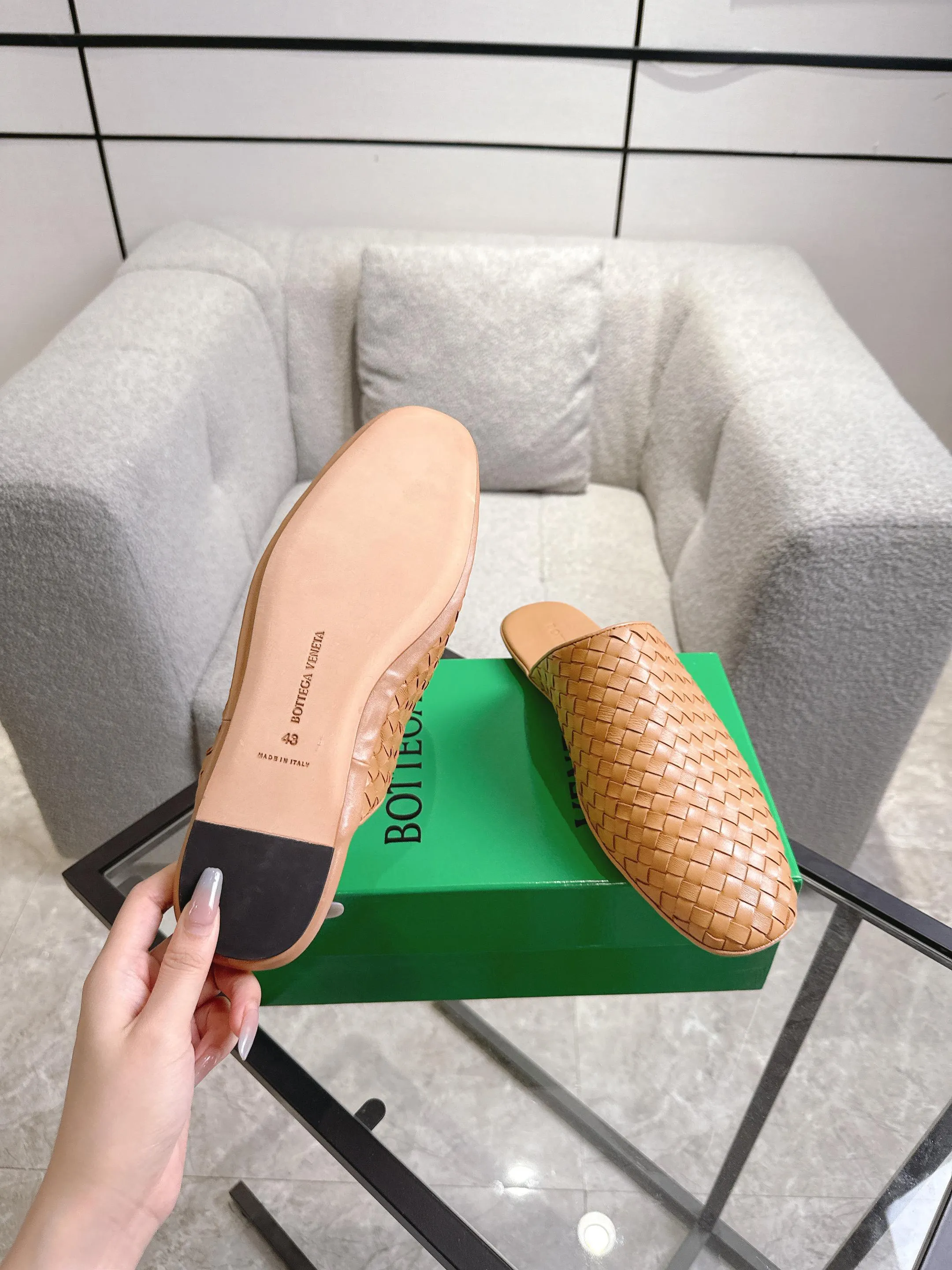[BV] Top P: 720💰Size for couples: 35-44 (40.41 for women, 38 for men, 45.46.47, custom-made and non-returnable) Bottega Veneta 2025 Autumn counter synchronized genuine leather outsole classic woven half-drag couple model Bottega Veneta square-toe flat shoes, imported mixed sheepskin, imported sheep! Leather outsole! [Rose][Rose]! Purely hand-woven and operated, the original board is reproduced one-to-one! quality assurance!